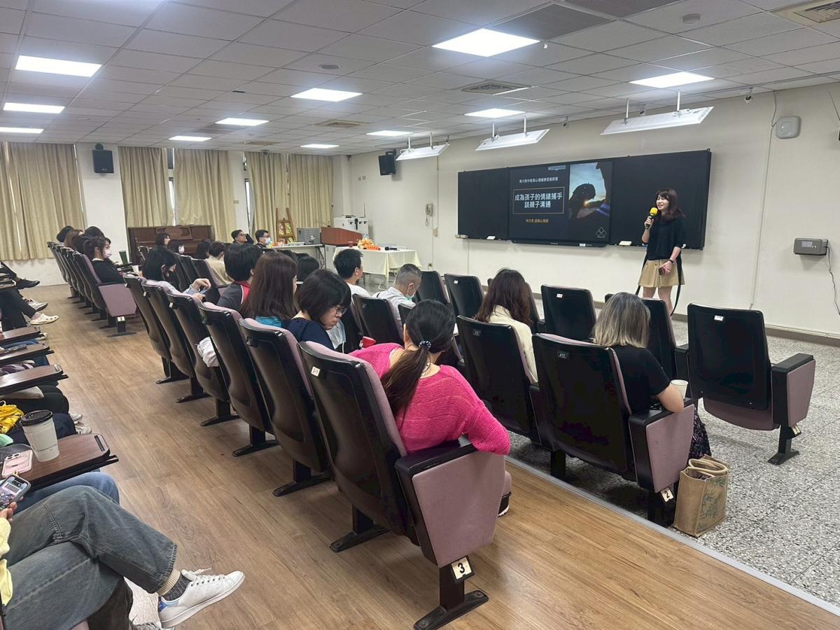 成為孩子的情緒捕手